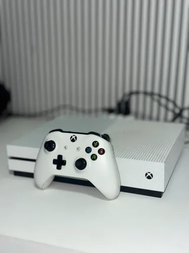 XBOX ONE S / 1 TERA - Em perfeito estado com 1 ano