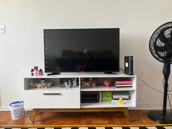 Rack branco para TV sala 136cm MDF