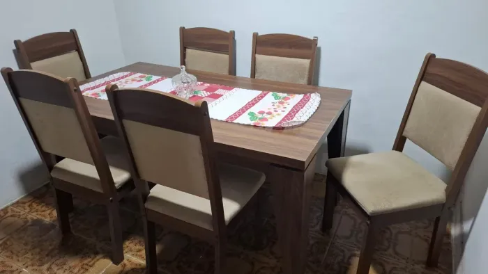 Mesa de jantar madeira com 6 cadeiras