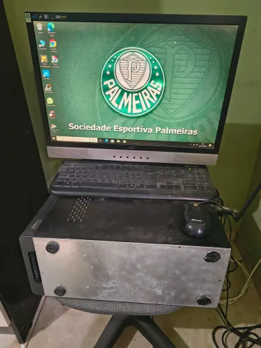 PC com monitor AOC