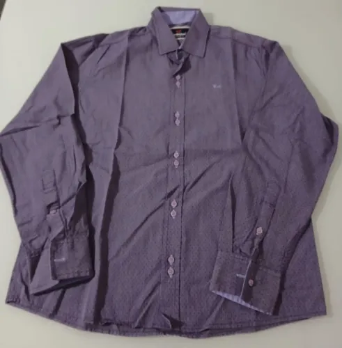 Vendo essa camisa social masculina veste M/P otima qualidade Marca usada 2 vezes