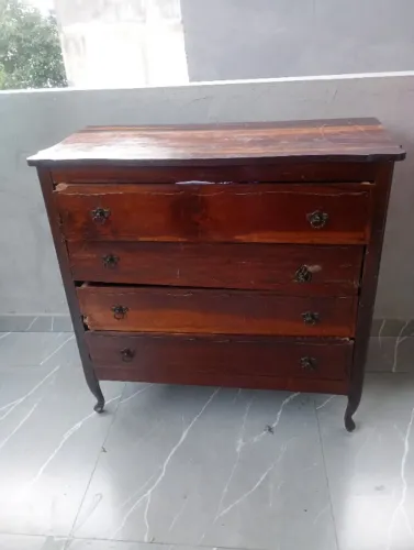 Cômoda de madeira maciça