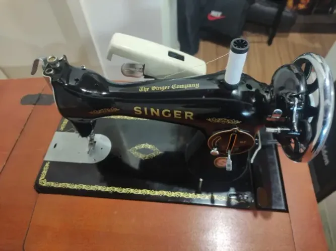 Máquina de Costura Singer 15C Antiga c/ Gabinete e Motor Elétrico