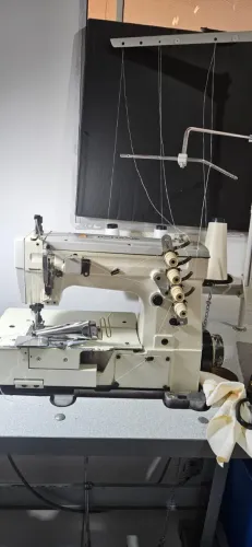 Máquina de costura, Galoneira industrial colarete