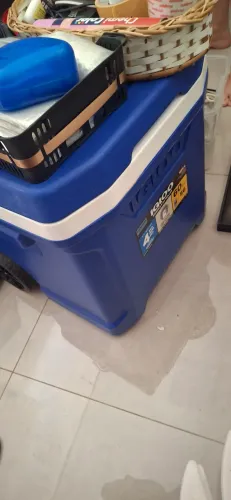 Cooler Igloo Grande com torneira 94 latas de cerveja
