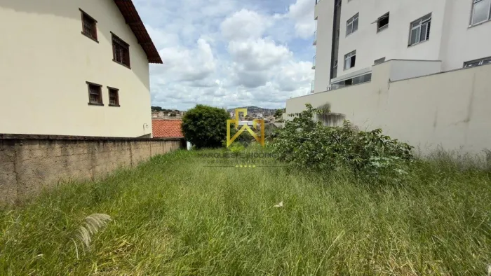 VENDE-SE LOTE - EXCELENTE OPORTUNIDADE PARA CONSTRUTORES
