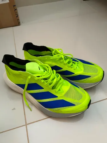 Tênis esportivo