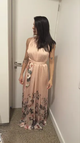 Vestido de festa rosé, com detalhe floral!