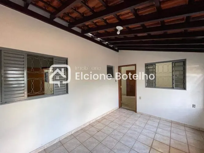 Casa para aluguel, 3 quartos, 1 suíte, 1 vaga, JARAGUA - Uberlândia/MG