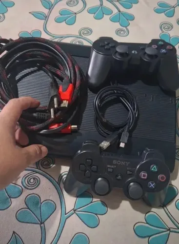 Vendo ps3 com 2 controles novos jogos na memória