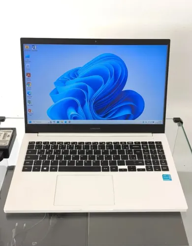 Notebook Samsung NP550XDA | Celeron 6305 | 8GB RAM | 128GB SSD | UHD | Tela 15.6"