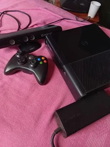 Xbox 360 Slim + Kinect + Jogos