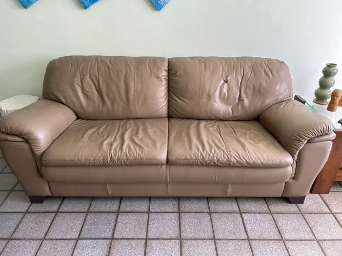 Sofá em courino 4 lugares 2m