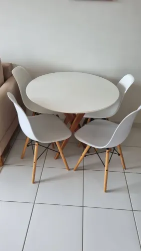 Vendo cadeiras e mesa usada