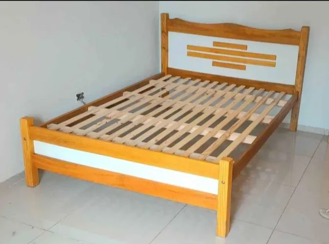 Cama de madeira casal nova.