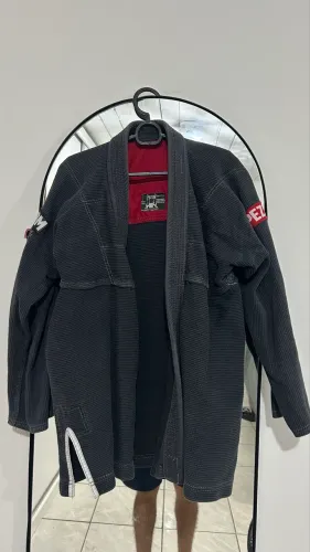 Kimono Jiu Jitsu Pezom com faixa grátis.
