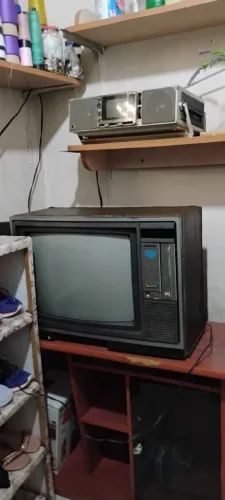 Essa é uma *Mitsubishi CT-20XX* ou *TC-2001*, muito comum entre *1984 e 1989* no Brasil.