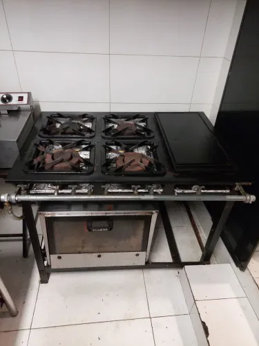 Fogão industrial 4 bocas forno e chapa