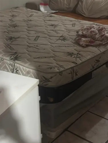 Vendo cama de casal box (molas)