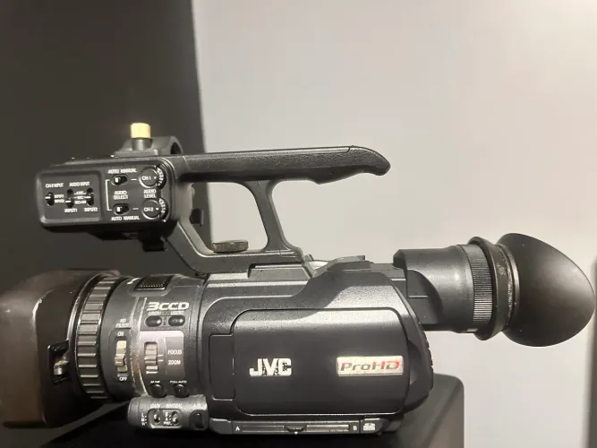 KIT FILMADORAS PROFISSIONAIS: Panasonic HVX205A + JVC GY-HM100U