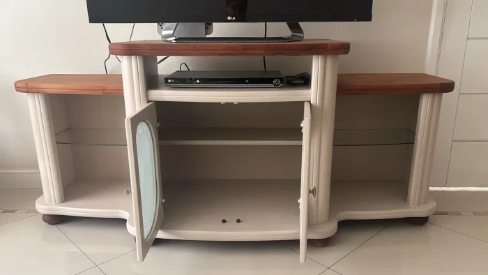 Rack para TV - Tampo em madeira natural e prateleiras de vidro em ótimo estado