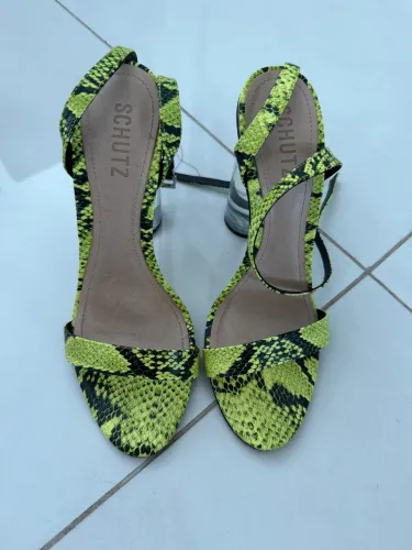 sandálias de salto Schutz com estampa de cobra neon e salto transparente