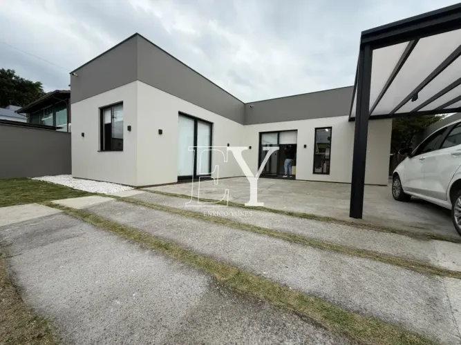 Casa Financiável Recém-Reformada com 3 Suítes no Carianos Florianópolis