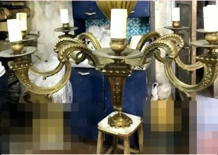 Lustre antigo em bronze maciço