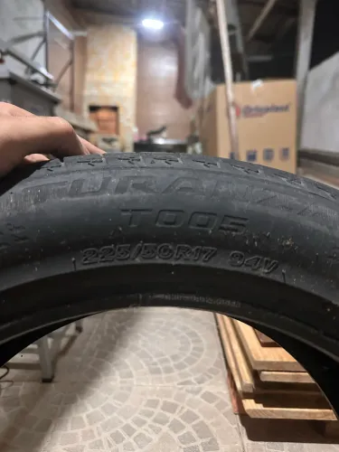 Par Pneu Bridgestone 225/50r17
