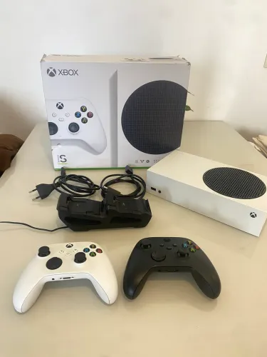 Xbox Series S + 2 controles + Dock de Carregamento