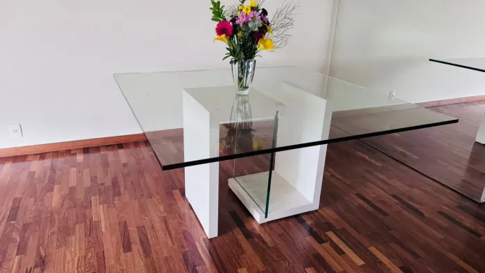 Linda mesa de vidro com 6 cadeiras