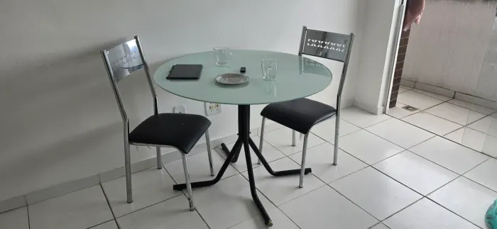 Mesa de vidro e ferro e duas cadeiras, pintada e pilotada de branco