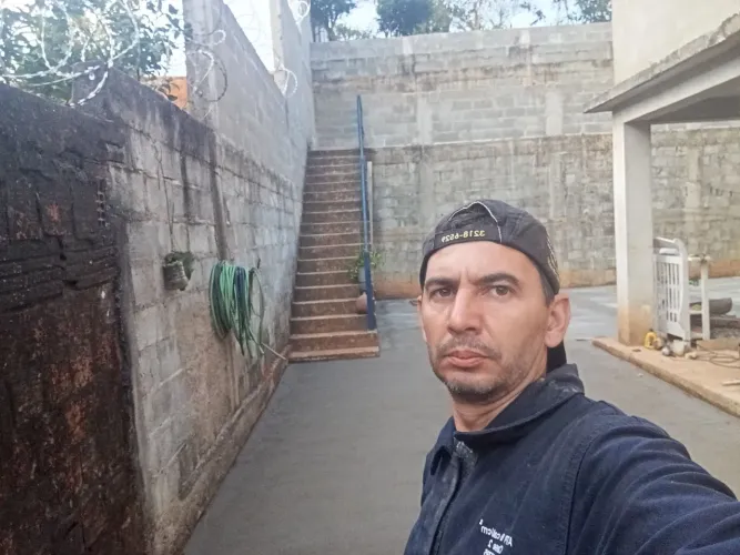 Faço serviço de pedreiro da fundação au acabamento pintura bombeiro hidráulico. 
