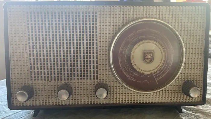 Rádio valvulado Philips, modelo B2R76U