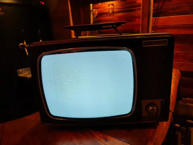 Televisão pequena antiga marca PHILIPS COM ALÇA