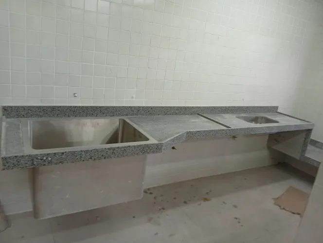 Bancada de cozinha no cinza andorinha