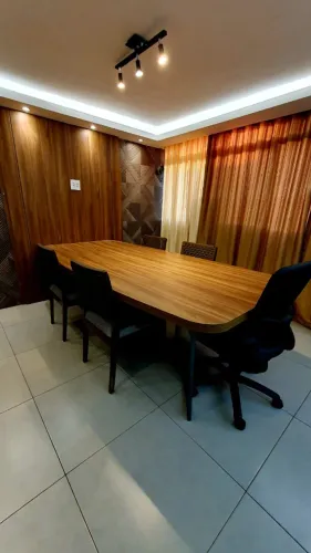 Mesa de Reunião + Painel de tv