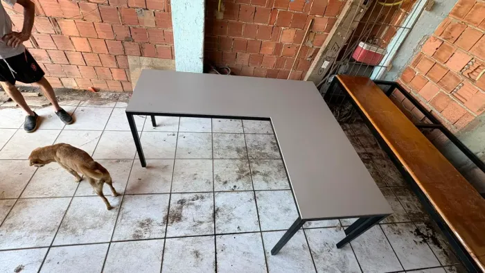 Mesas de escritório em L e uma base