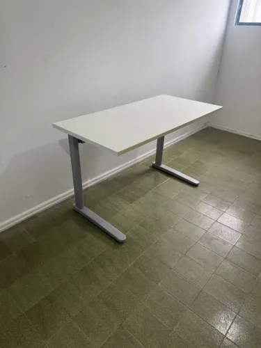 Mesa reta com estrutura de ferro reforçada