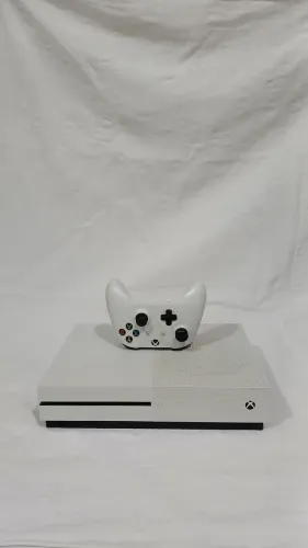 Xbox one s 1T um controle vai com cabo hdmi obs(videogame com defeito no ci do hdmi)