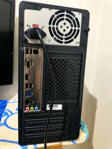 Gabinete com fonte 200w 10 meses garantia