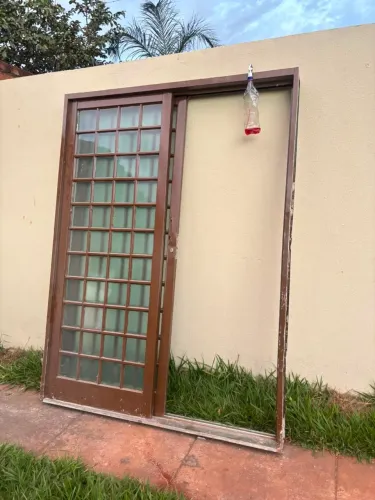 Porta de correr de aço com vidro canelado