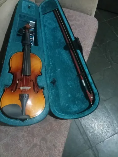 Vendo violino iniciante, com cordas extras (exceto a corda sol)