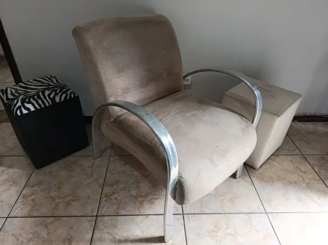 Poltrona Mobily Top Estrutura de Metal e Tecido Em Veludo