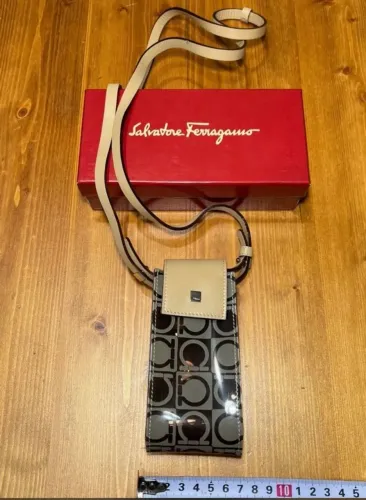 mini bolsa ferragamo gancini monogram crossbody com caixa 100% origina