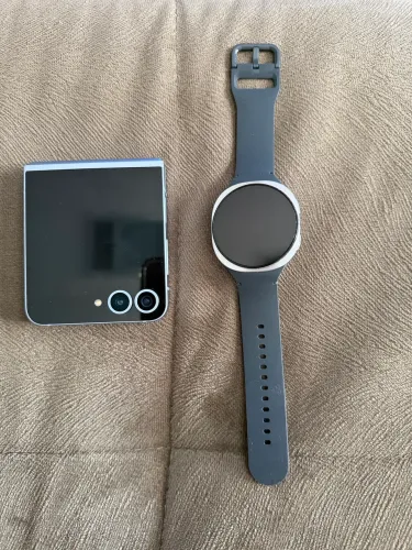 Celular e smartwatch Samsung