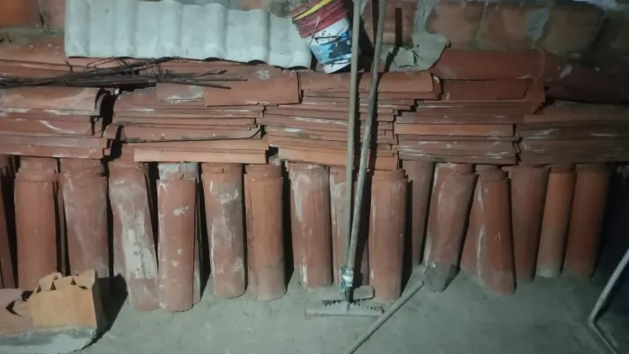 Vende -se telhas de cerâmica,em perfeito estado.