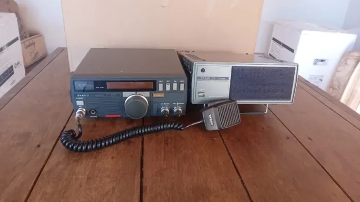 Fonte marca YAESU com  Rádio PX Yaesu FT-180C 