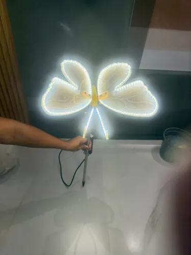 Borboleta de led 40 cm com movimento nas asas - decoração externa 