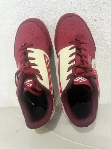 Vendo chuteira Umbro Pro 5 Club de futsal, tamanho 34, usada apenas uma vez